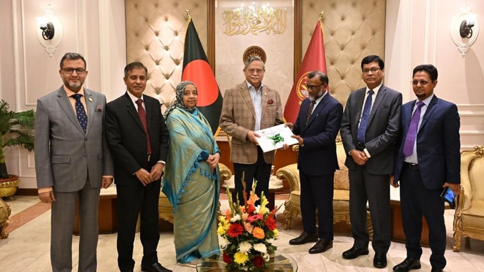 রাষ্ট্রপতির সঙ্গে বাংলাদেশ জুডিসিয়াল সার্ভিস পে-কমিশনের চেয়ারম্যানের সাক্ষাৎ