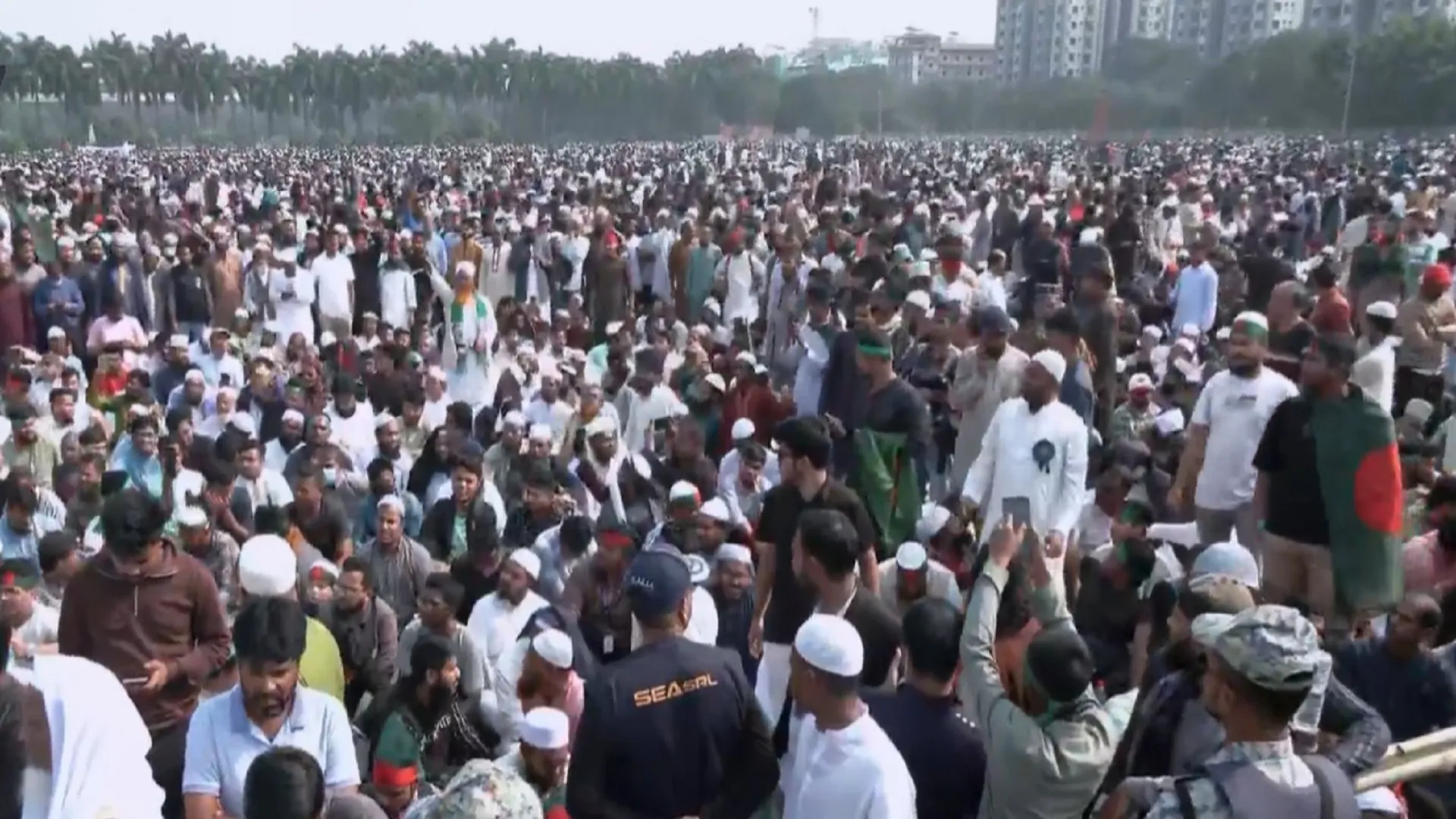 ওসমান হাদির জানাজায় অংশ নিতে সংসদ ভবন এলাকায় জড়ো হচ্ছে মানুষ