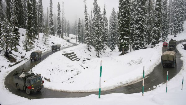 মৌসুমের প্রথম তুষারপাত কাশ্মীরে, বরফের চাদরে ঢাকল উপত্যকা