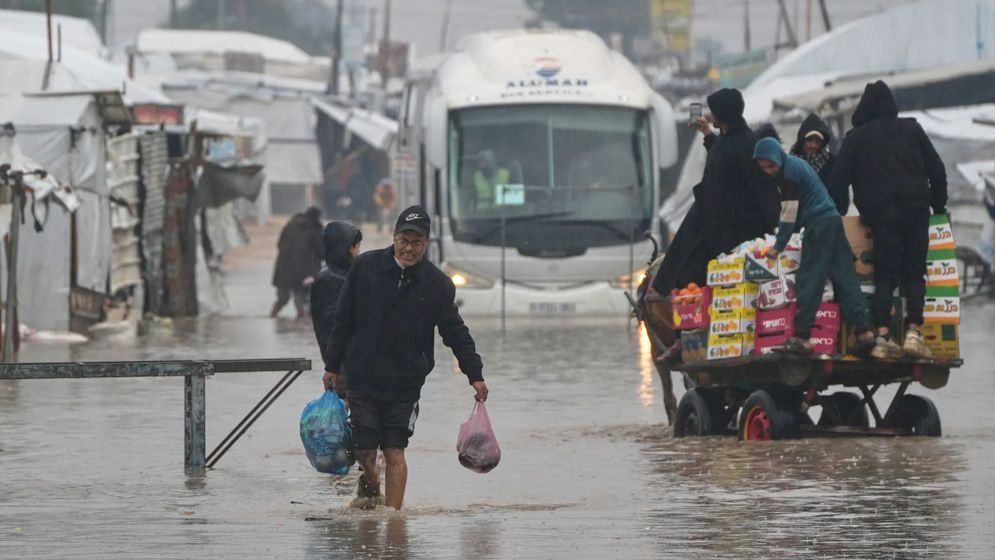 তীশীতেরব্র  মাঝেই ভয়াবহ বন্যার কবলে গাজার লাখ লাখ মানুষ